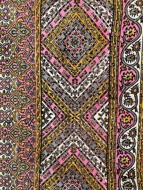 رومیزی قلمکار کلاسیک صورتی ۱