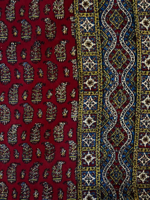 رومیزی قلمکار ۱ در ۱.۵ متر طرح بته ریز قرمز
