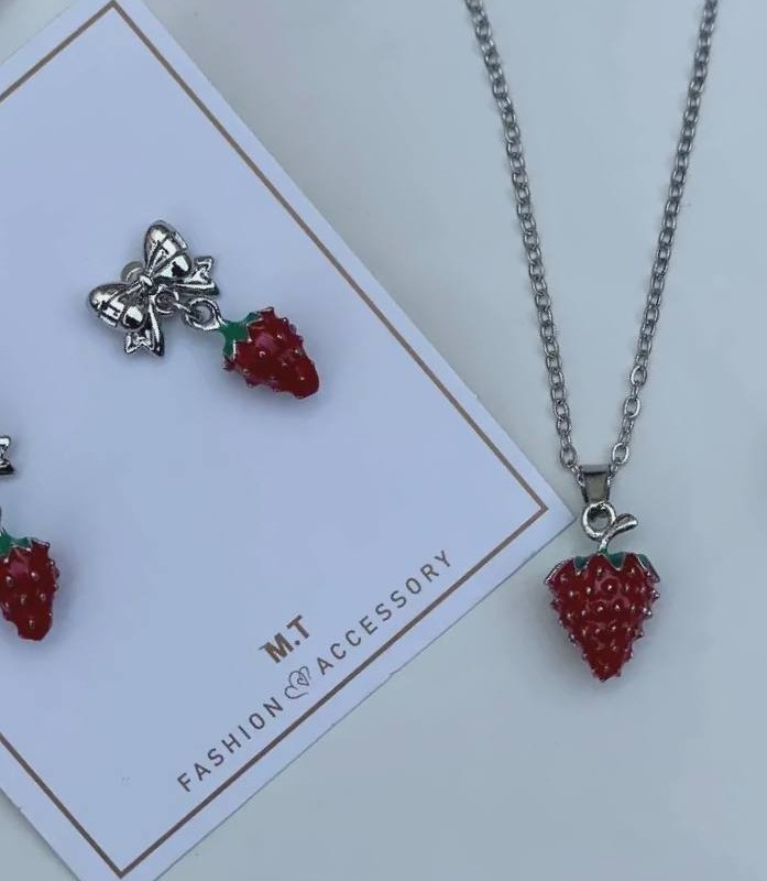 گردنبند توتفرنگی دخترانه کیوت