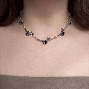 گردنبند گل رز خاردار