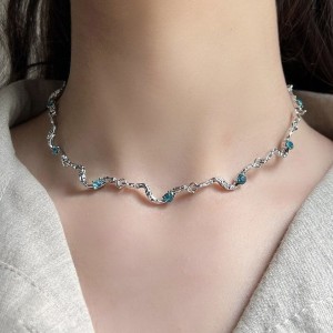 گردنبند کریستال آبی دفرمه