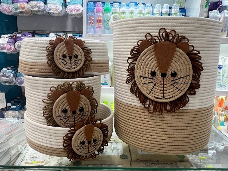 ست سبد لباس و سطل زباله و جای دستمال و سبد لوسیون قیطون دوزی شده طرح شیر نمدی