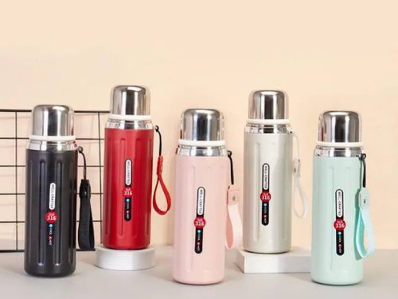 فلاسک استیل حجم 800 میلی لیتر بدنه شیار دار به همراه بند دستی VACUUM