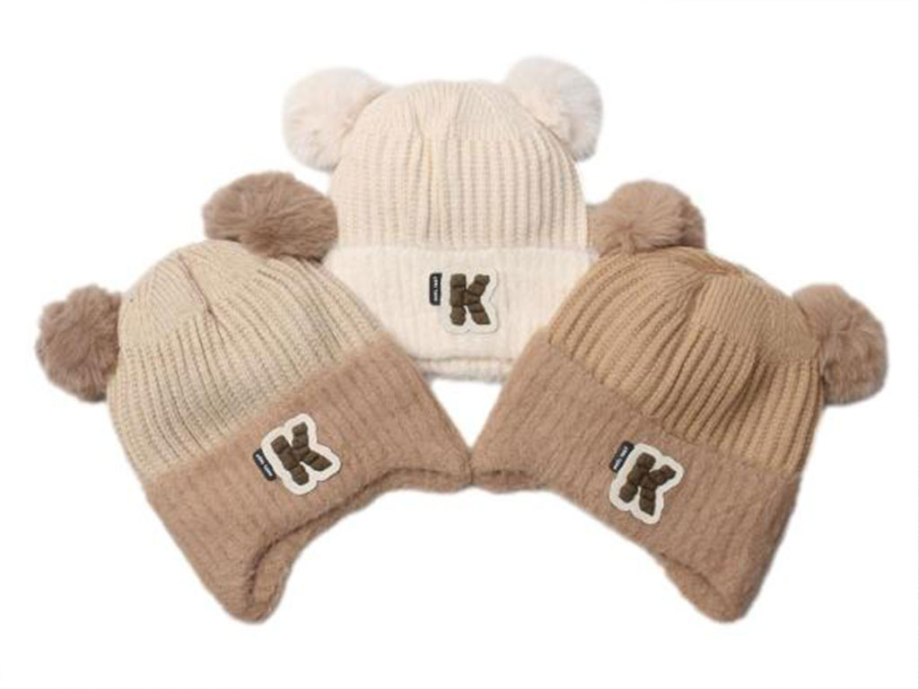 کلاه بافت لبه دار و گوش دار پوم پوم طرح K برجسته (دور سر 38 cm)