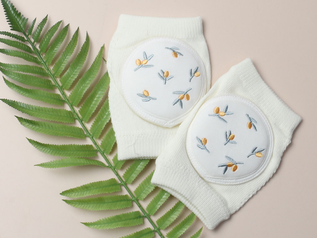 زانوبند بافت نوزادی گلدوزی شده طرح دار