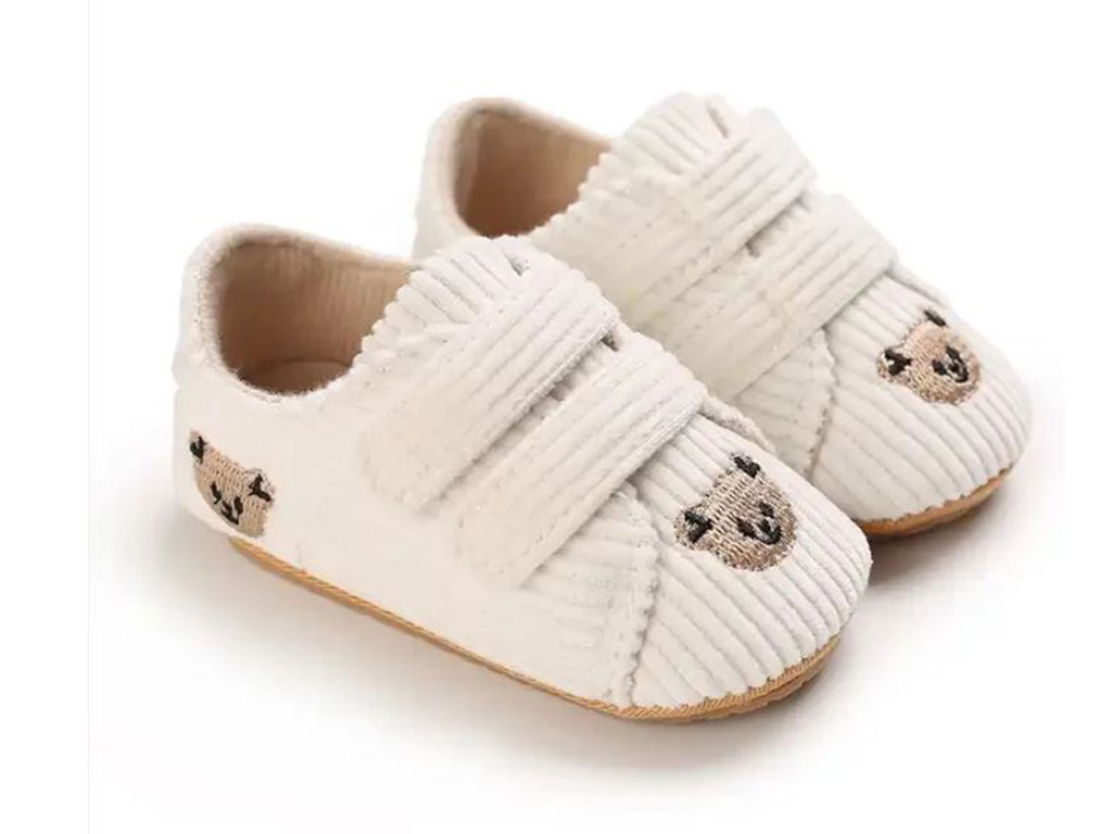 پاپوش استپ دار نوزادی مخمل کبریتی طرح تدی رنگ کرم شیری