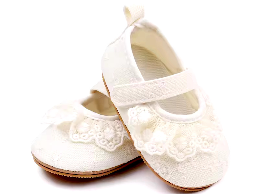 پاپوش شیری رنگ  استپ دار نوزادی دخترانه طرح گیپور توردار