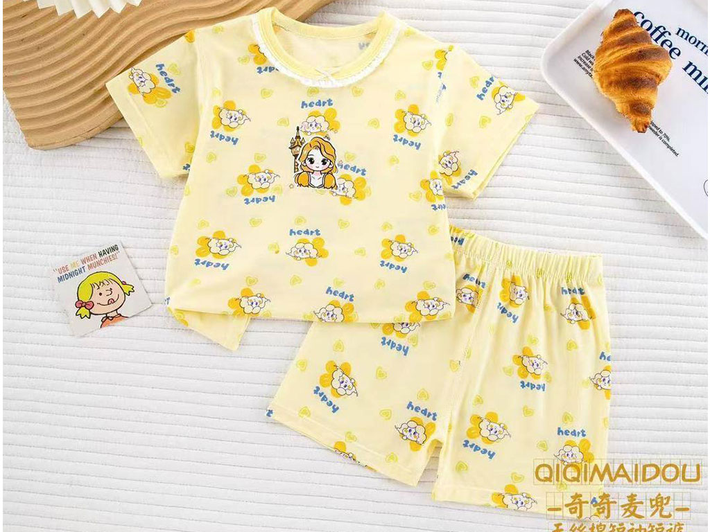 تیشرت و شلوارک راحتی دخترانه رنگ لیمویی طرح دختر و قلعه