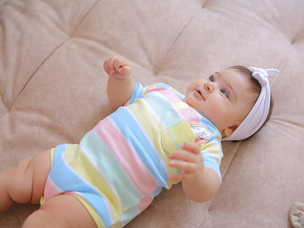 بادی نوزادی پسرانه آستین کوتاه طرح زرافه به آوران behavaran