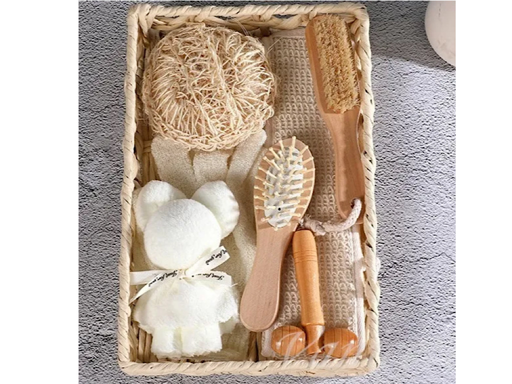 ست گیفت  شانه و برس  چوبی و لیف و لوازم بهداشتی نوزاد با سبد