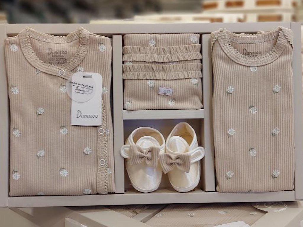 ست بیمارستانی 9 تکه نوزادی طرح گل آکاردئونی دانالو Danaloo