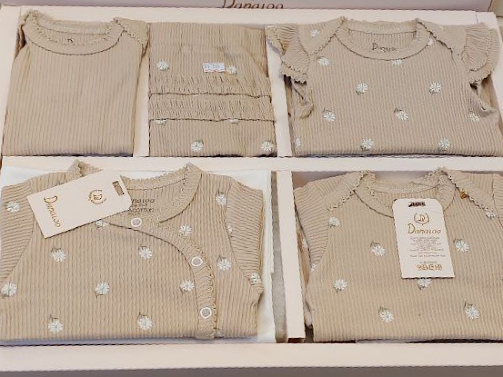 ست بیمارستانی  19  تکه نوزادی دخترانه طرح گل آکاردئونی دانالو Danaloo