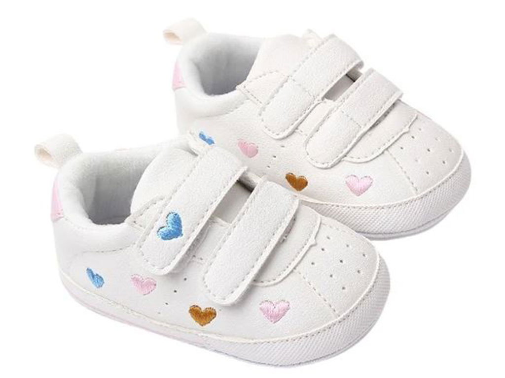 پاپوش نوزادی استپ دار مدل چسبی رنگ سفید طرح قلب رنگی