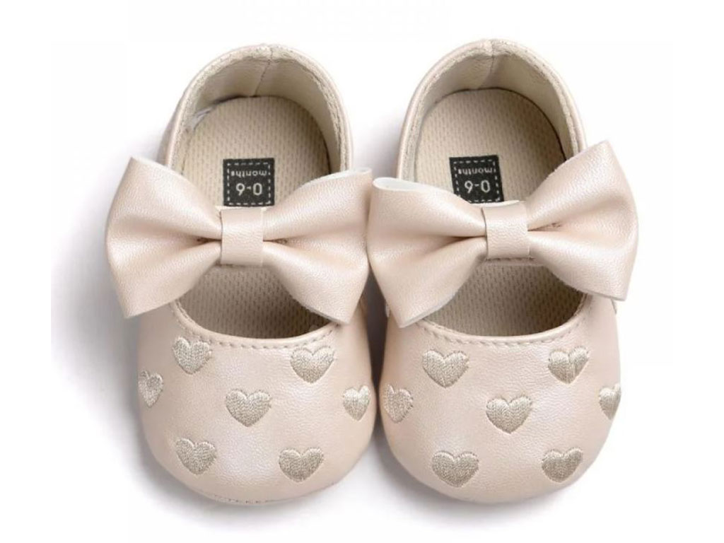 پاپوش نوزادی دخترانه کرم رنگ طرح قلب و پاپیون