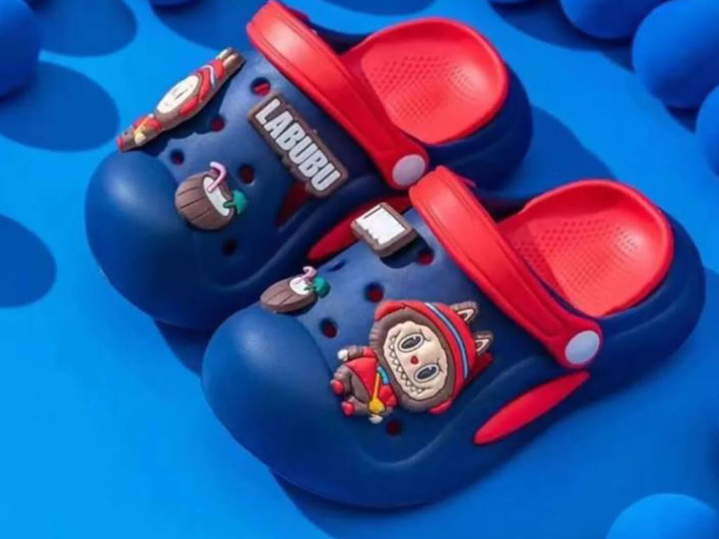 دمپایی رکابدار کراکس بچگانه رنگ سرمه ای طرح Labubu