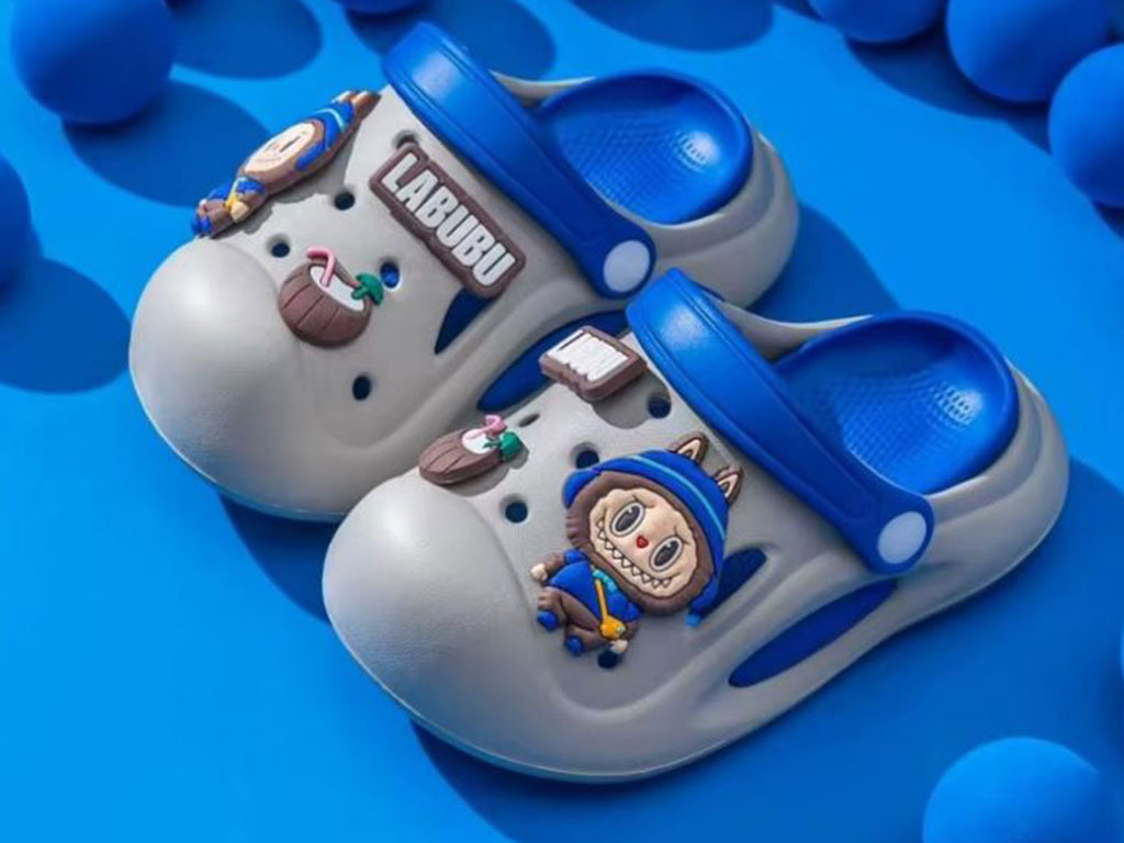 دمپایی رکابدار کراکس بچگانه رنگ  طوسی روشن طرح Labubu