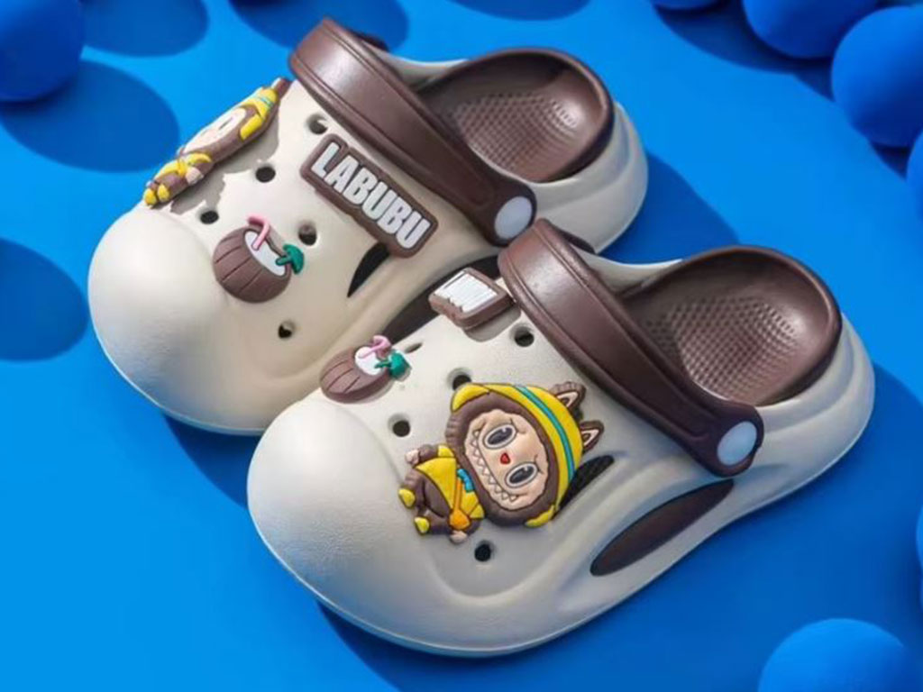 دمپایی رکابدار کراکس بچگانه رنگ کرم روشن طرح Labubu