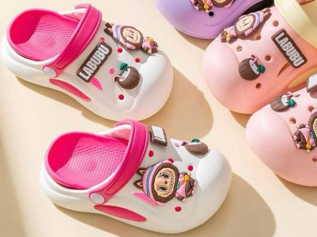 دمپایی رکابدار کراکس بچگانه رنگ شیری طرح Labubu