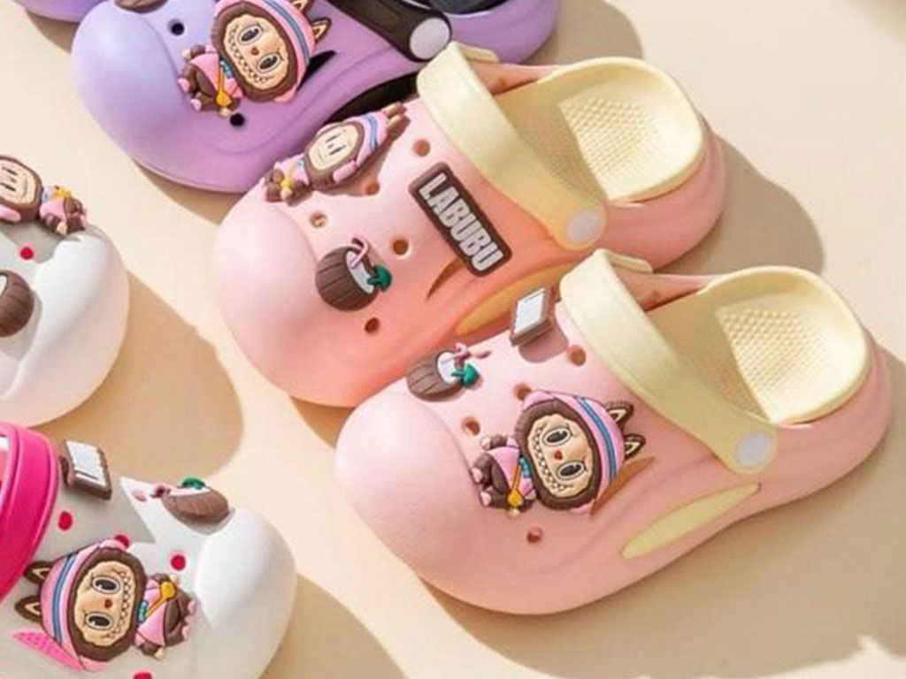 دمپایی رکابدار کراکس بچگانه رنگ صورتی روشن طرح Labubu