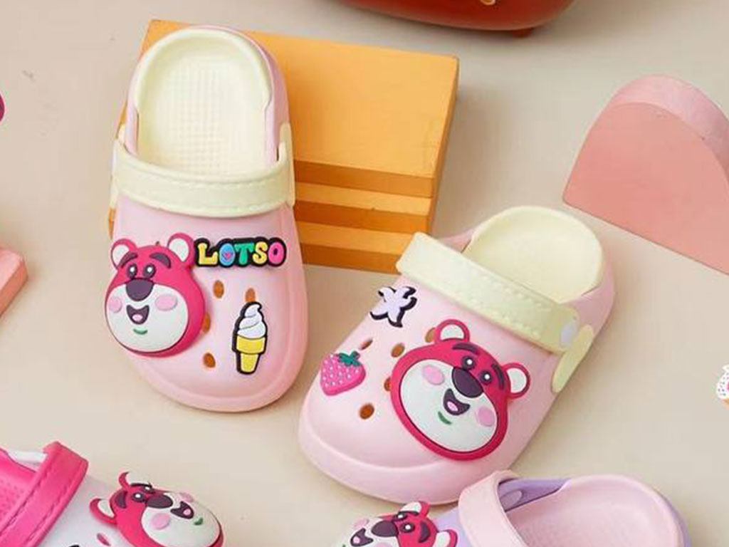 دمپایی رکابدار کراکس بچگانه رنگ صورتی روشن طرح lotso