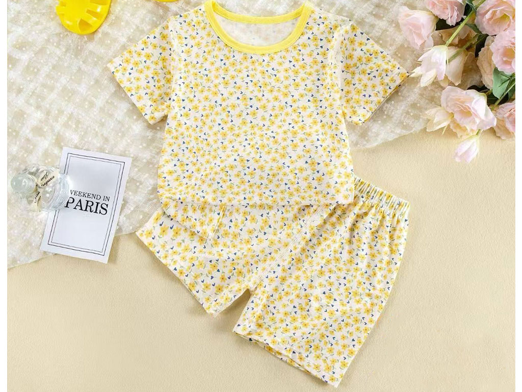 تیشرت و شلوارک راحتی زرد رنگ دخترانه طرح گل های ریز