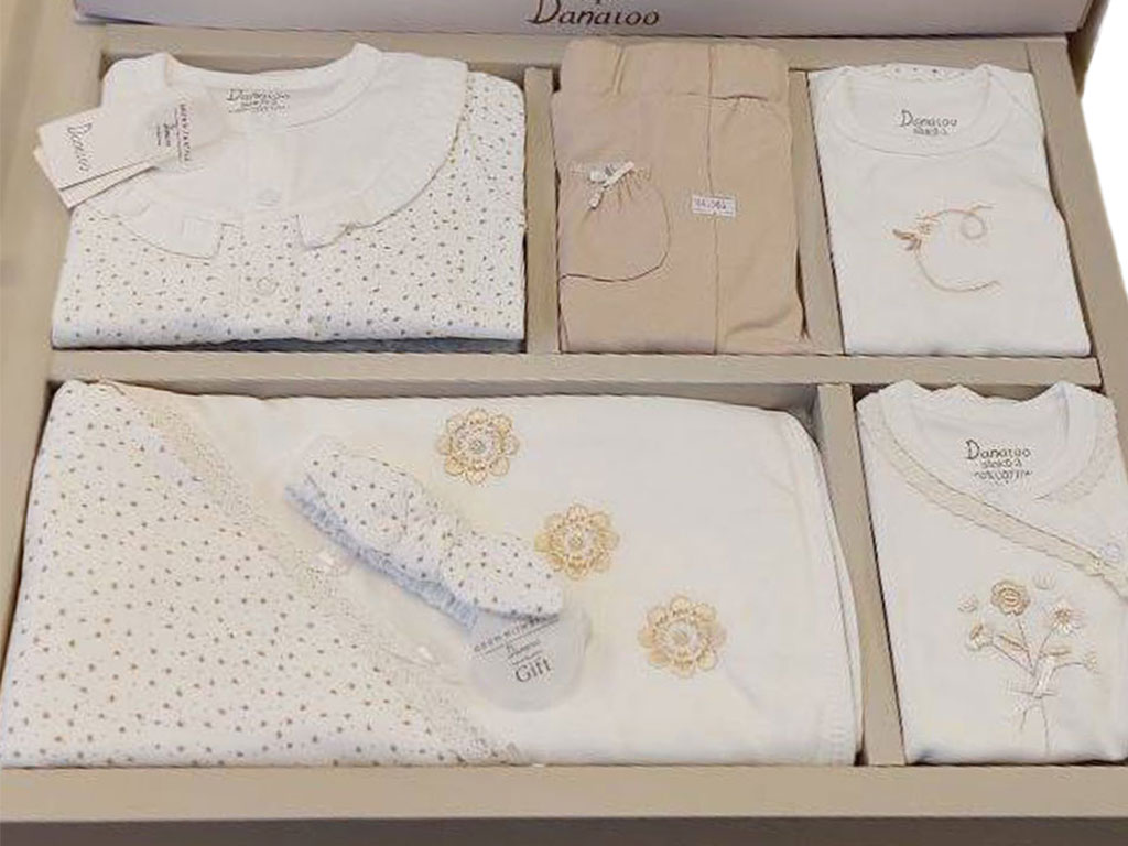 ست بیمارستانی 13 تکه نوزادی دخترانه طرح گل دانالو Danaloo