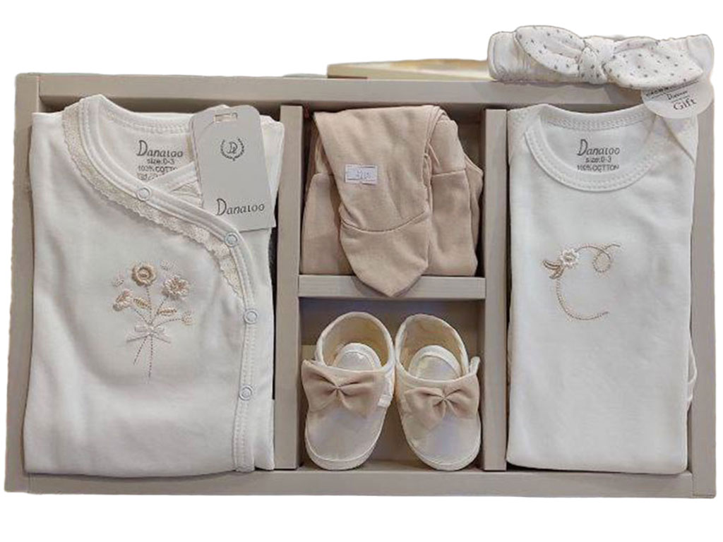 ست بیمارستانی 9 تکه نوزادی طرح گلدوزی شده گل دانالو Danaloo