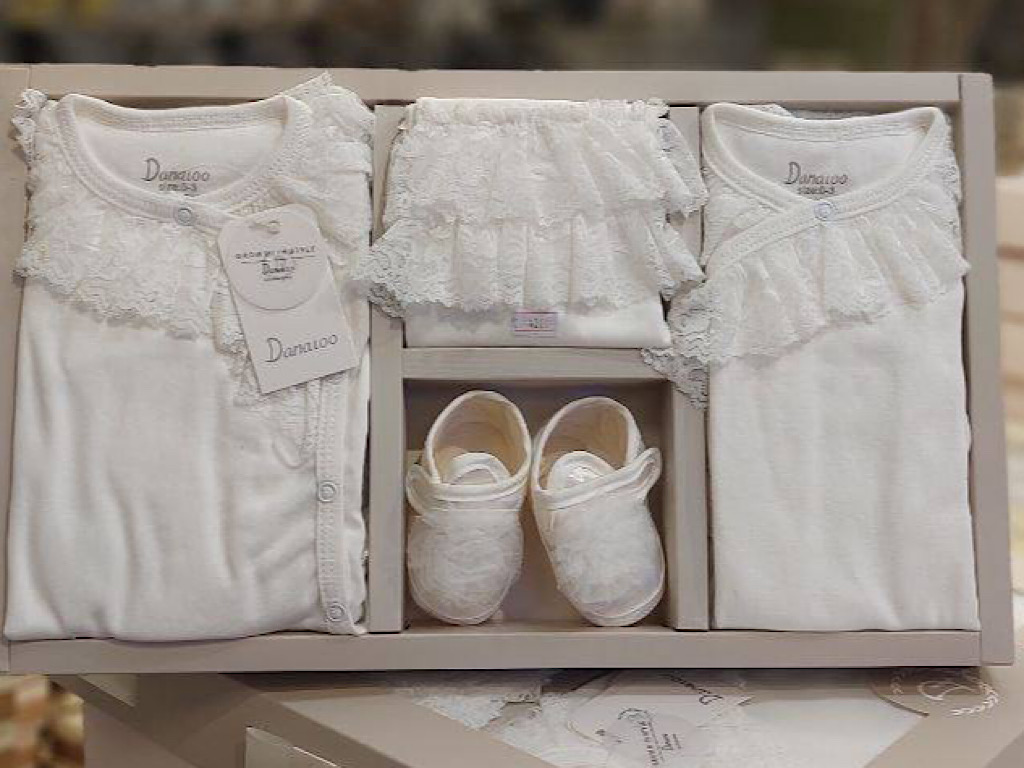 ست بیمارستانی 9 تکه نوزادی دخترانه رنگ شیری طرح snow white دانالو Danaloo