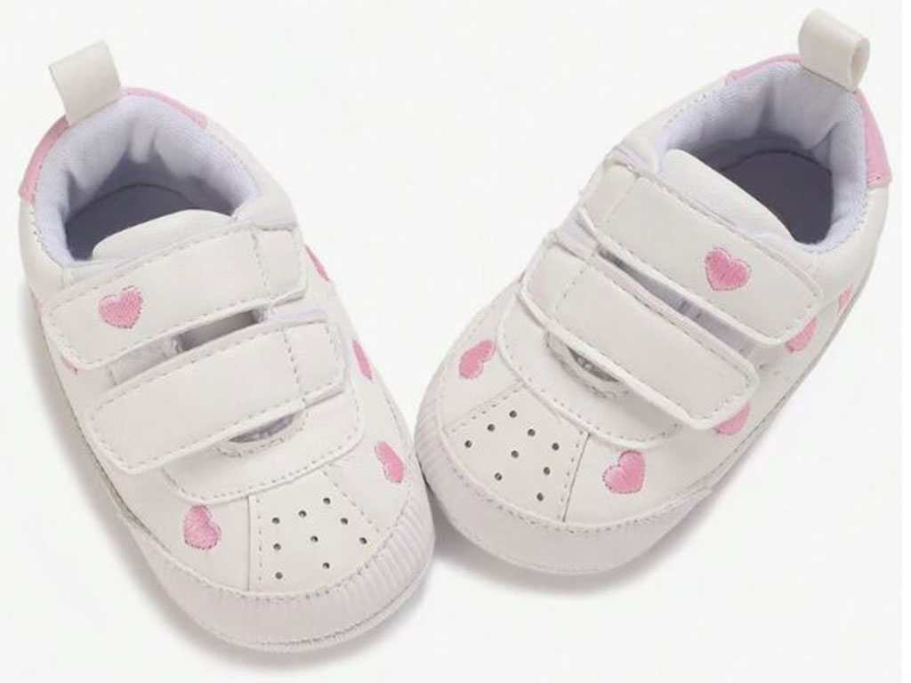 پاپوش نوزادی استپ دار مدل چسبی رنگ سفید طرح قلب صورتی