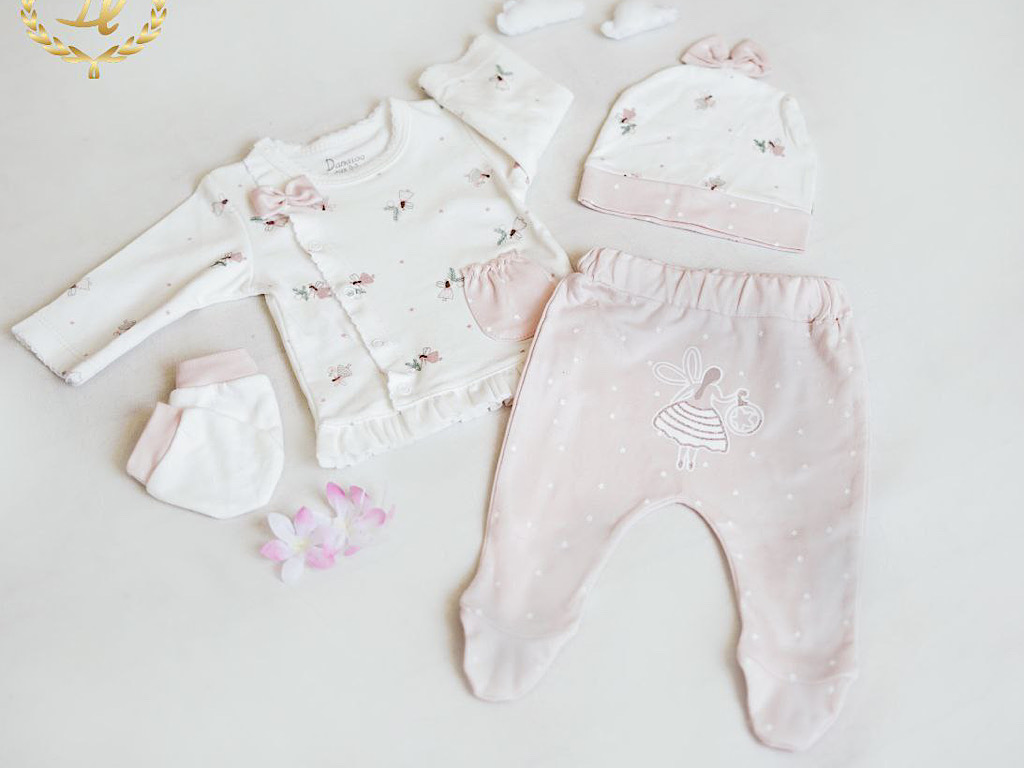 ست بیمارستانی 4 تکه نوزادی طرح فرشته مهربون دانالو Danaloo