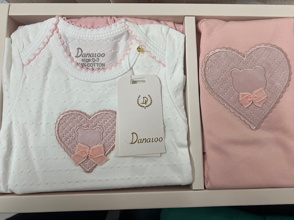 ست بیمارستانی 5 تکه نوزادی دخترانه طرح قلب مخمل دانالو Danaloo