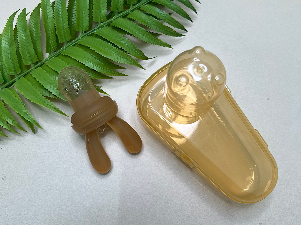 میوه خوری پستانکی نوزادی درپوش دار طرح هی اور شی  he or she