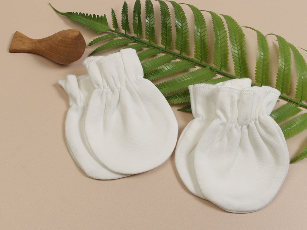 دستکش نوزادی دخترانه رنگ شیری طرح فندق نیلی nili
