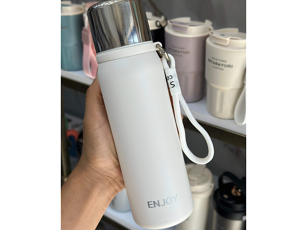 فلاسک استیل حجم 680 میلی لیتر دارای توری صافی و بند دستی Enjoy