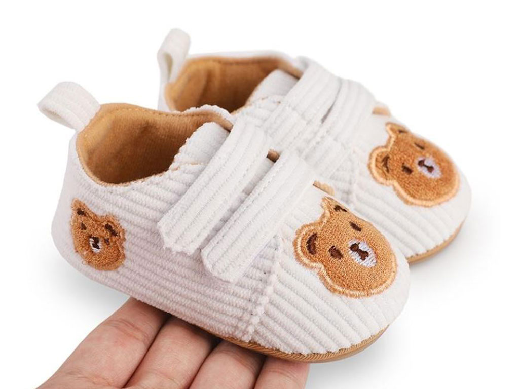 پاپوش استپ دار نوزادی مخمل کبریتی طرح تدی رنگ شیری