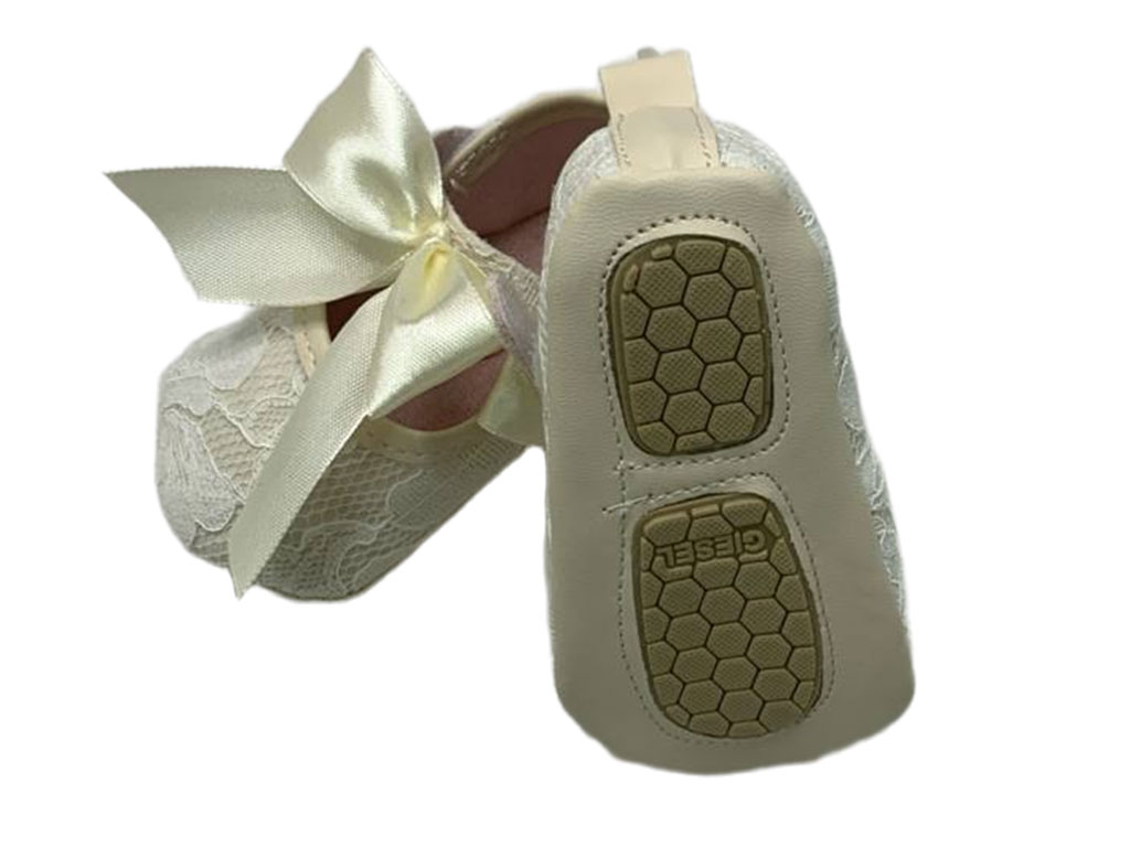 پاپوش استپ دار نوزادی دخترانه رنگ شیری طرح گل و پاپیون