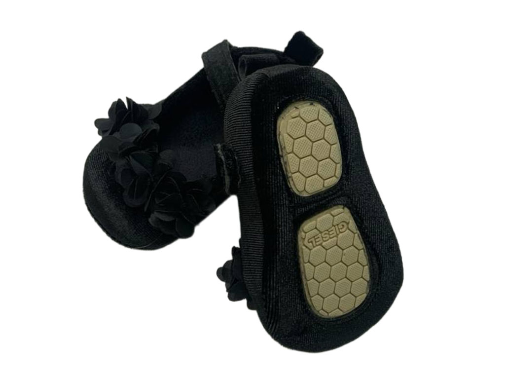 پاپوش استپ دار نوزادی دخترانه رنگ مشکی طرح گل های برجسته