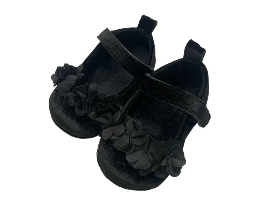 پاپوش استپ دار نوزادی دخترانه رنگ مشکی طرح گل های برجسته