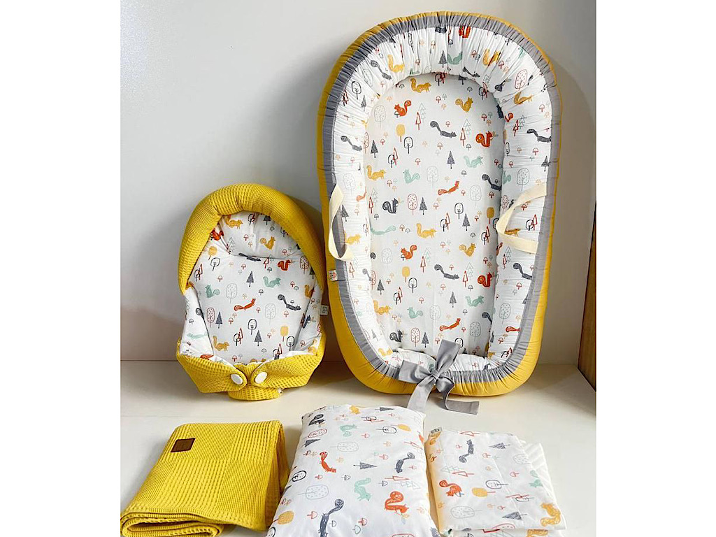 ست تشک لبه دار و آغوشگیر (قنداق سوئیسی) پیکه با بالشت و روانداز و زیرانداز تعویض طرح سنجاب خردلی الا ELA