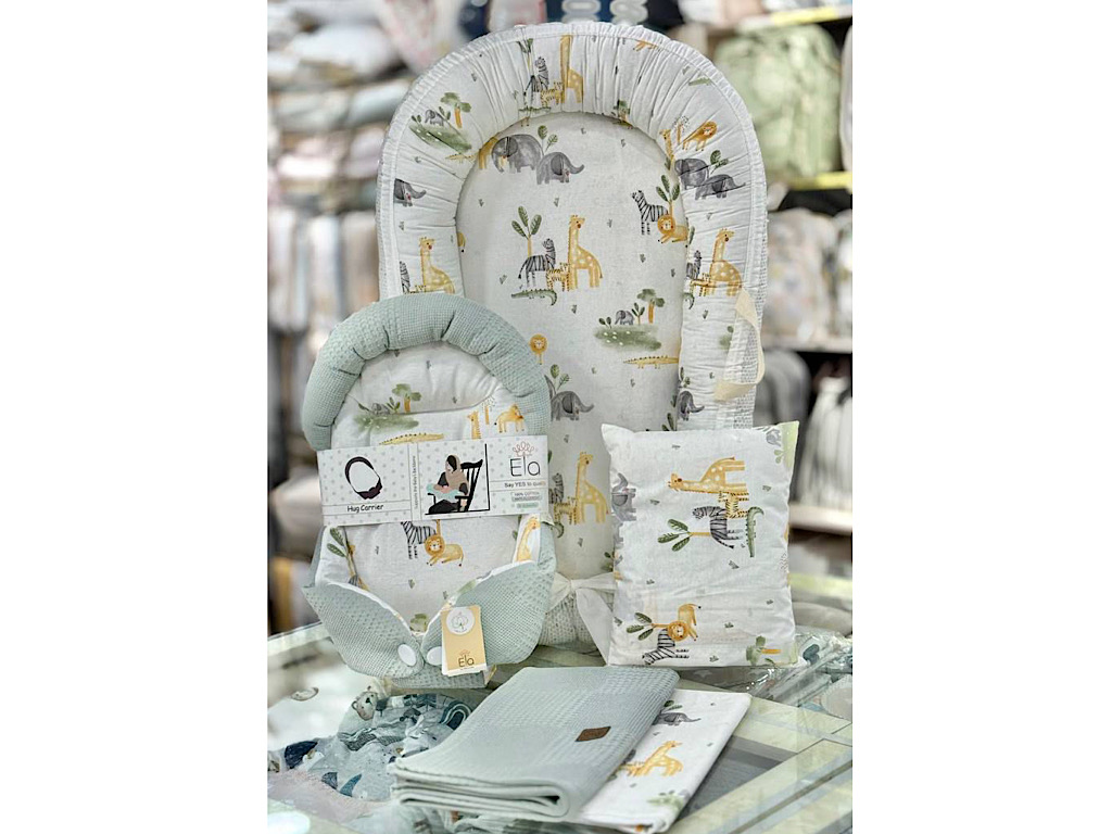 ست تشک لبه دار و آغوشگیر (قنداق سوئیسی) پیکه با بالشت و روانداز و زیرانداز تعویض طرح سافاری زرد و سبزآبی ELA