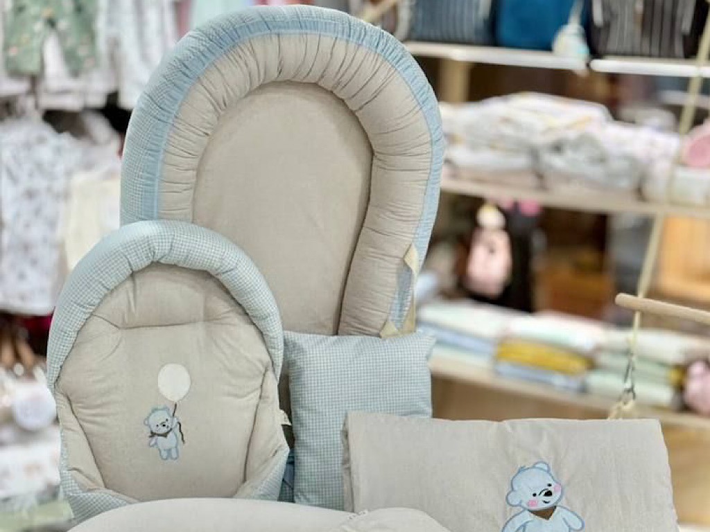 ست تشک لبه دار و آغوشگیر (قنداق سوئیسی) پیکه با بالشت و روانداز و زیرانداز تعویض طرح گلدوزی خرس آبی  ELA