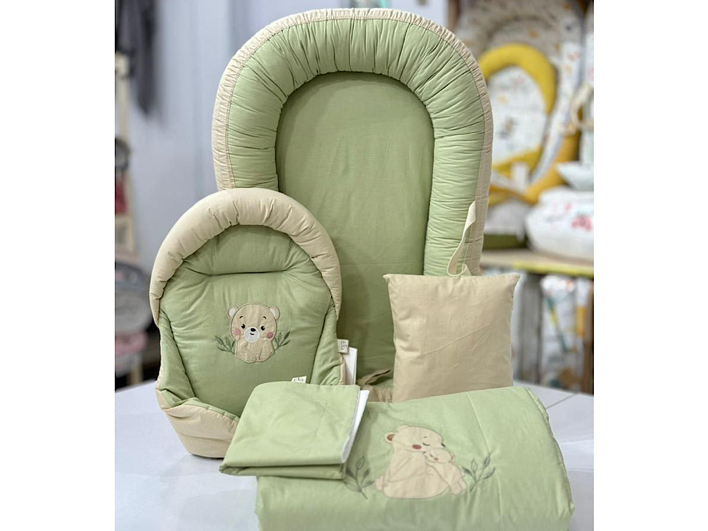 ست تشک لبه دار و آغوشگیر (قنداق سوئیسی) پیکه با بالشت و روانداز و زیرانداز تعویض طرح گلدوزی خرس سبز ELA