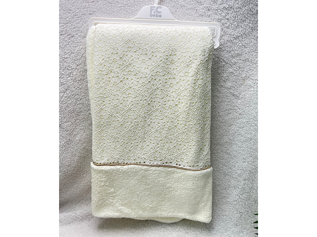 پتو دورپیچ نوزادی رنگ شیری طرح گل های گیپور دوزی شده bebbemini