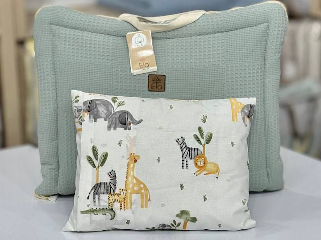 سرویس خواب دم دستی مسافرتی نوزادی مجموعه 3 عددی تشک، لحاف و بالشت با بسته بندی کیفی طرح سافاری زرد و سبز آبی  الا ELA