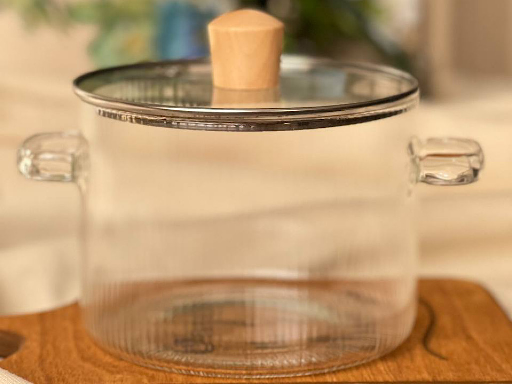 قابلمه پیرکس دسته دار طرح شیار دار حجم 1900 میلی لیتر