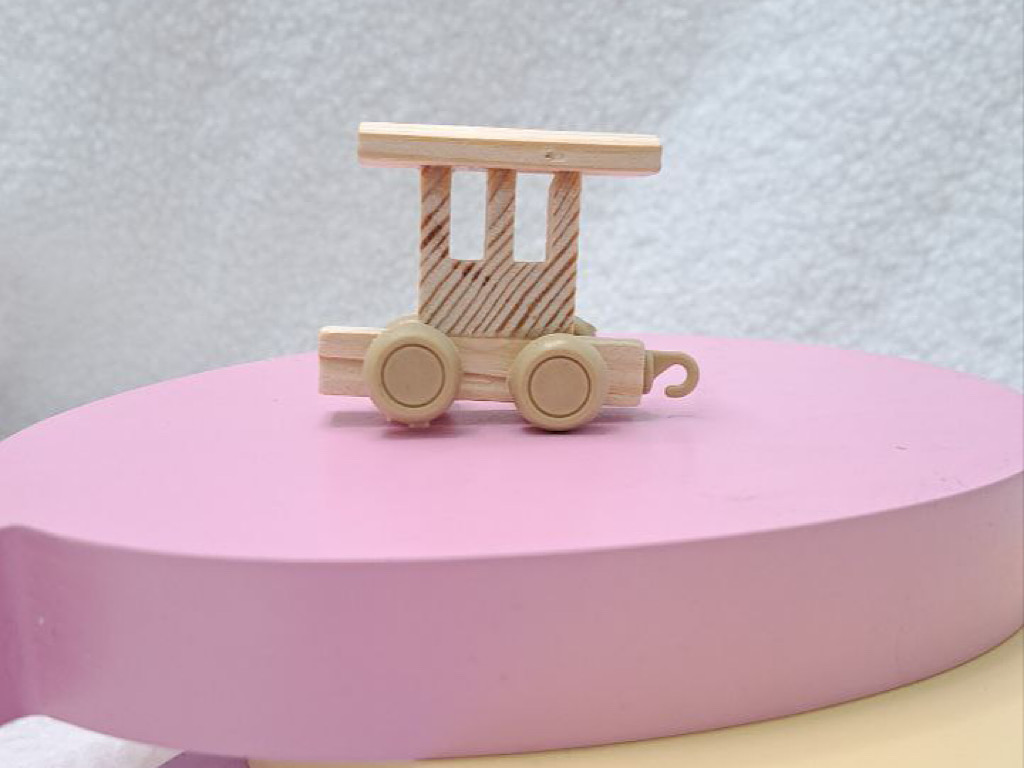 استند اسم قطار با حروف چوبی