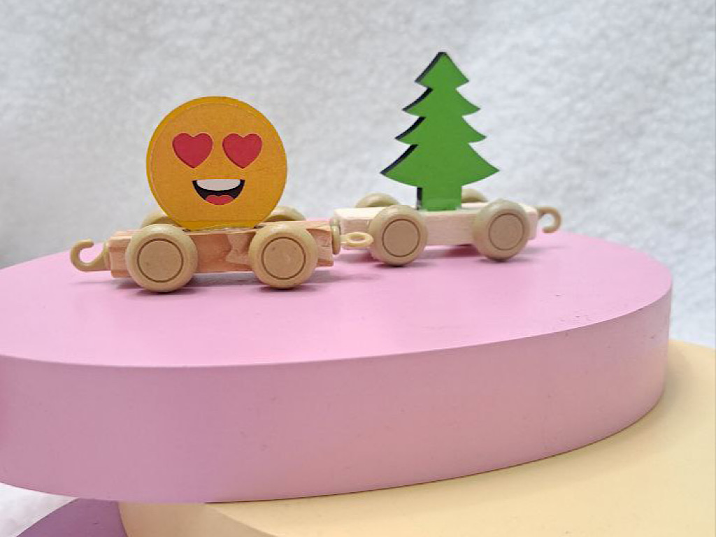 استند اسم قطار با حروف چوبی