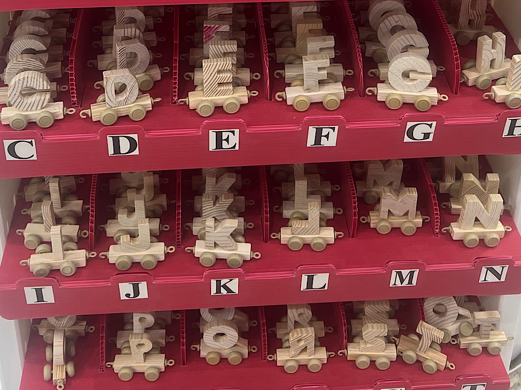 استند اسم قطار با حروف چوبی