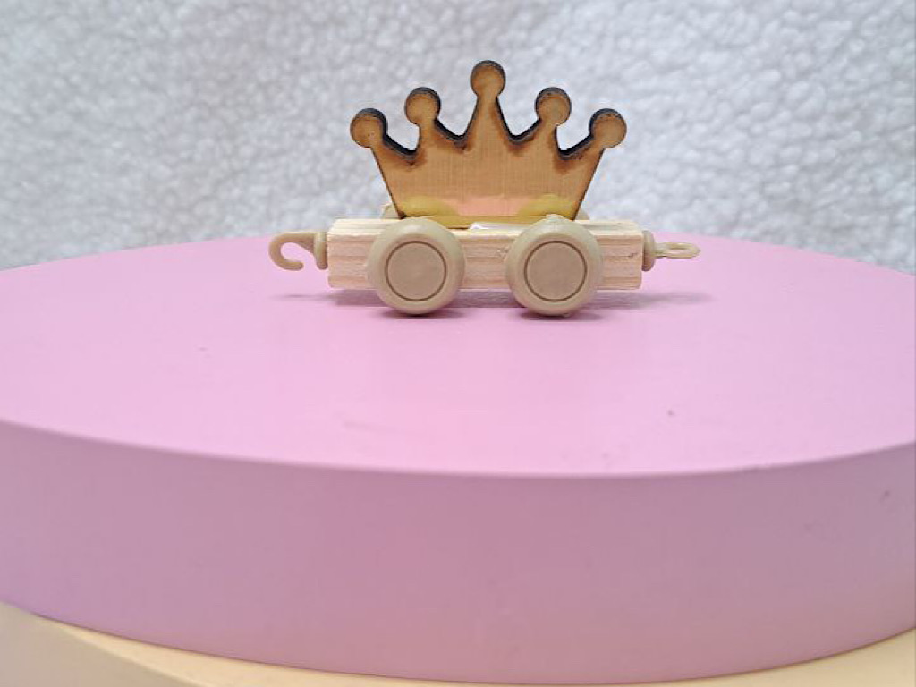 استند اسم قطار با حروف چوبی