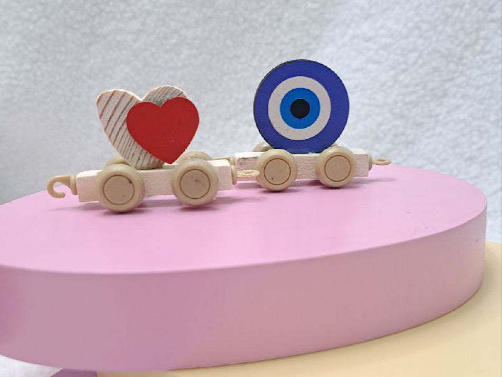 استند اسم قطار با حروف چوبی